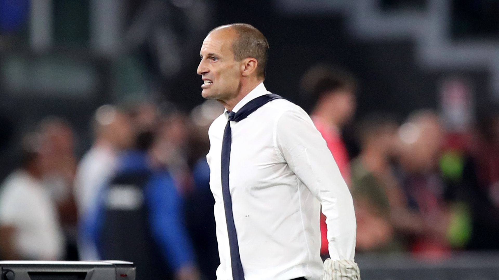 VIDEO: He's on a rampage! Massimiliano Allegri tears off his tie and  unbuttons his shirt as he screams at officials after being sent off in  Juventus' Coppa Italia final win against Atalanta 